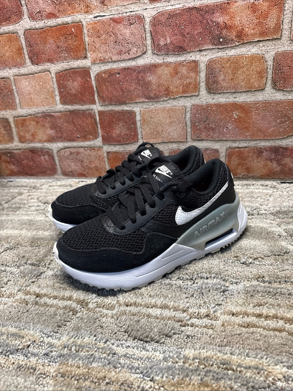 Nike Air Max Black & White Sneaker women Sz 5